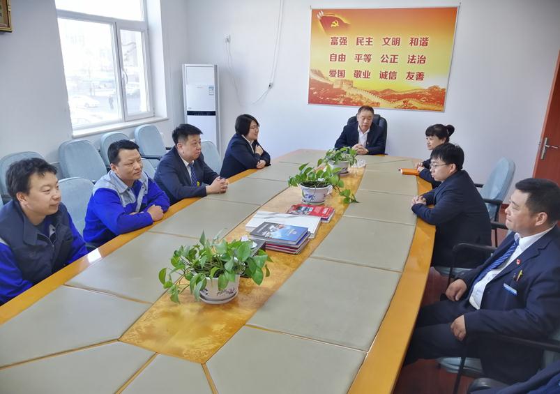 北汽修理分公司组织观看法治教育电影(图2)